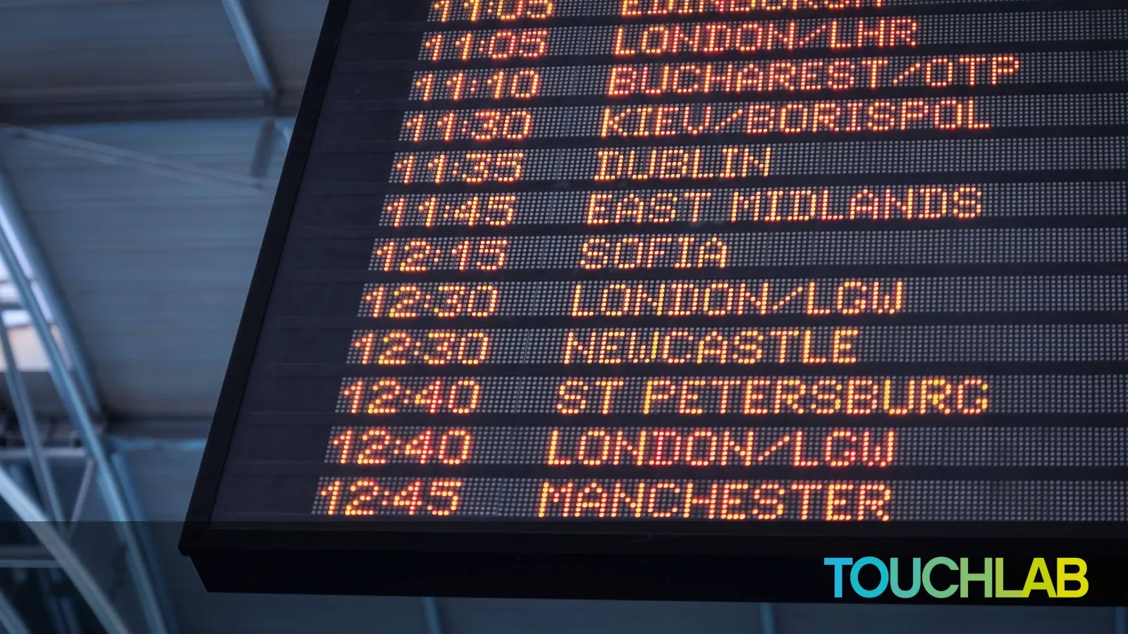 JESHOOTS.COM - https://unsplash.com/pt-br/fotografias/uma-foto-de-baixo-angulo-de-uma-placa-de-embarque-em-um-aeroporto-9qQTUYm4ss4